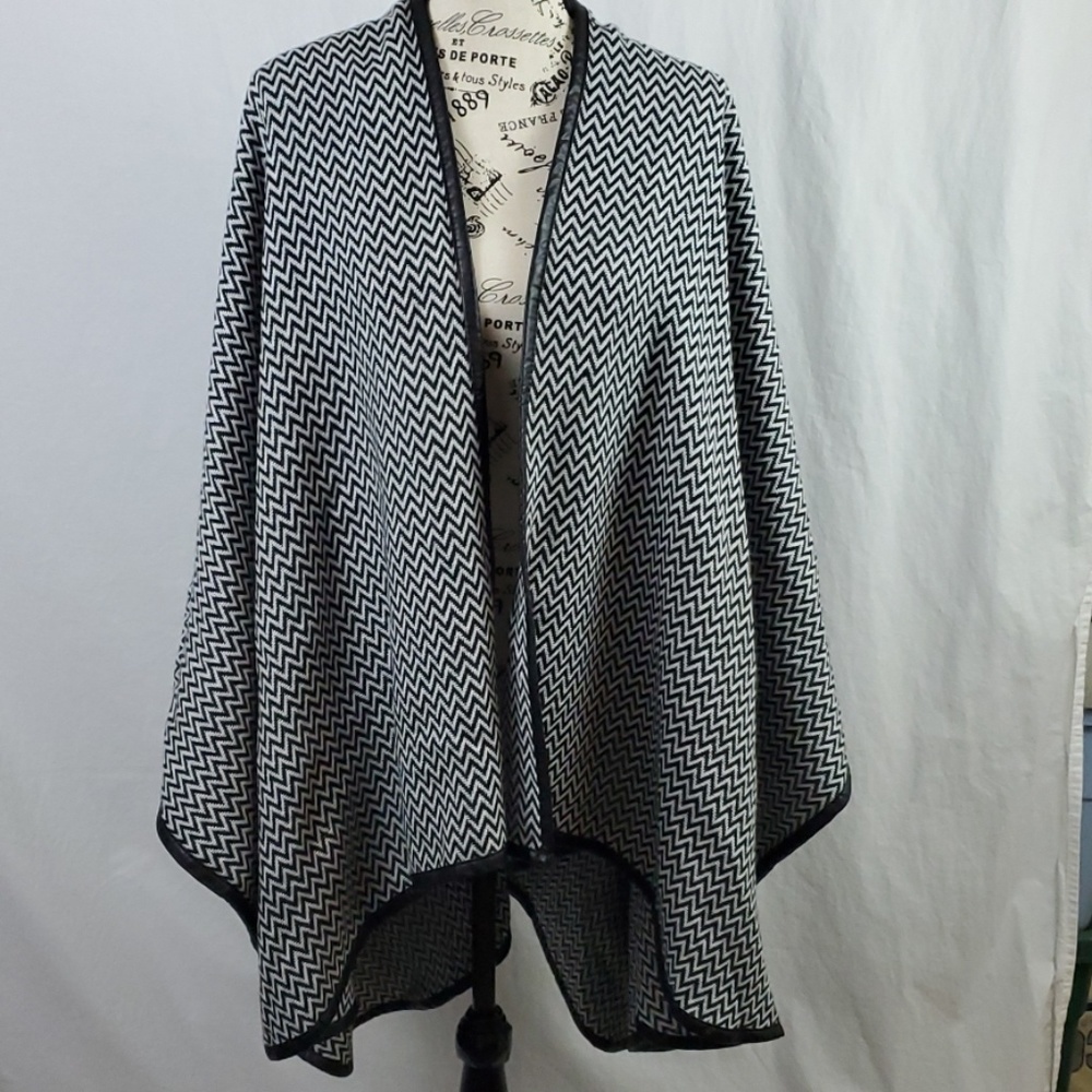 Just Jamie Shrug Cape Black White Chevron Women's One Size